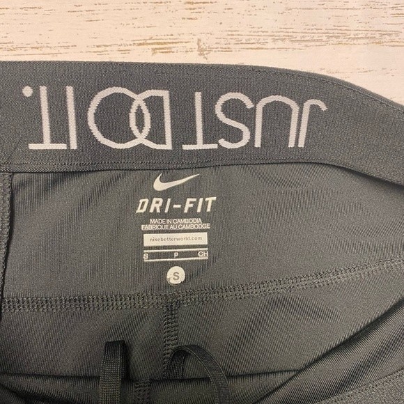 Nike Cropped Dri-Fit Capri Leggings - Picture 12 of 14